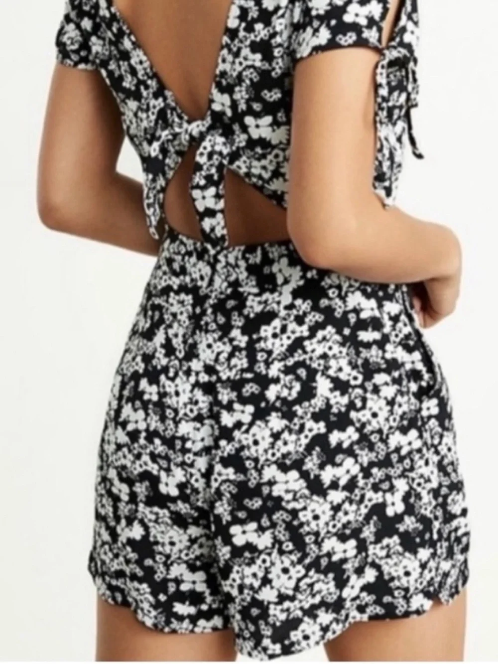 Express Black and White Floral Romper Short sleeves
Size 0 - Picture 2 of 8
